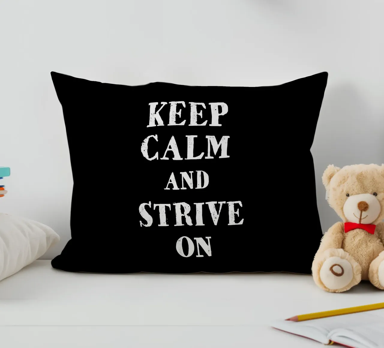 Keep calm and strive on cuscino da happieeagle