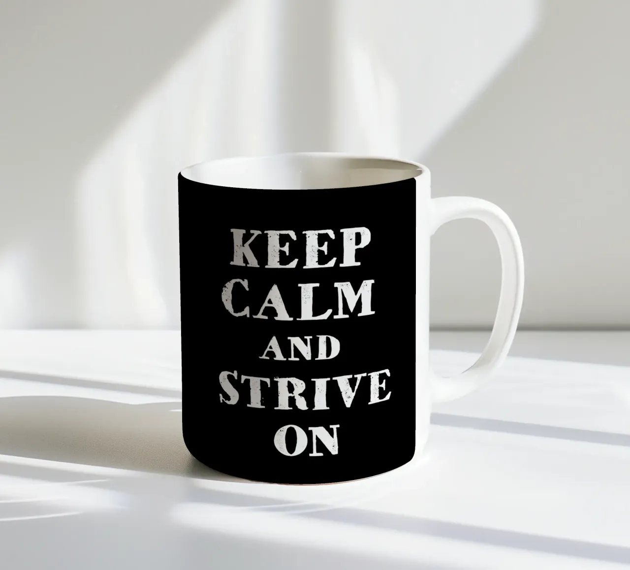 Keep calm and strive on mug en céramique de happieeagle