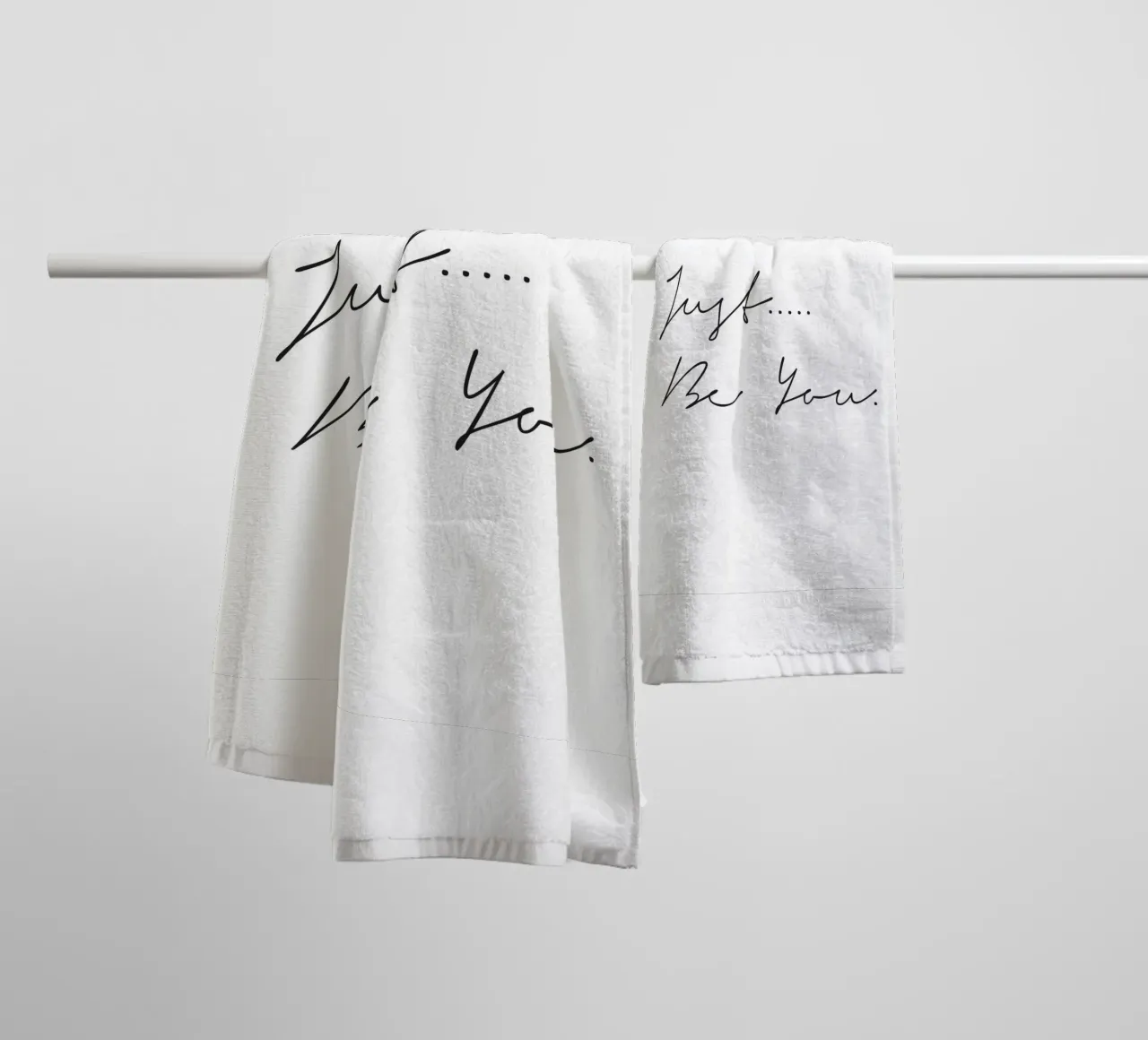 Just Be You - Design tipografico minimalista asciugamano da bagno da Whole©