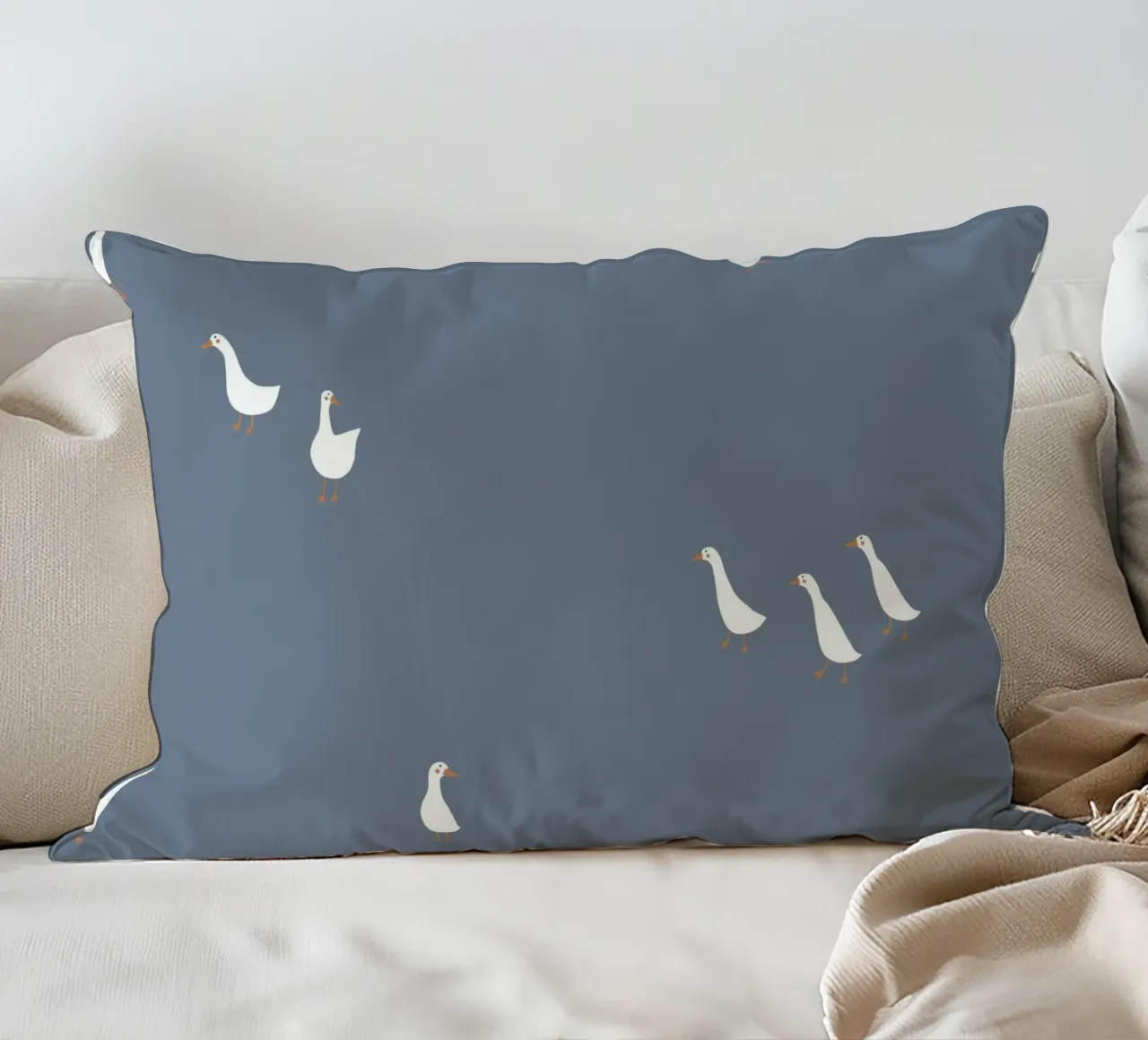 Geese deep blue cuscino da AleksandraAnna