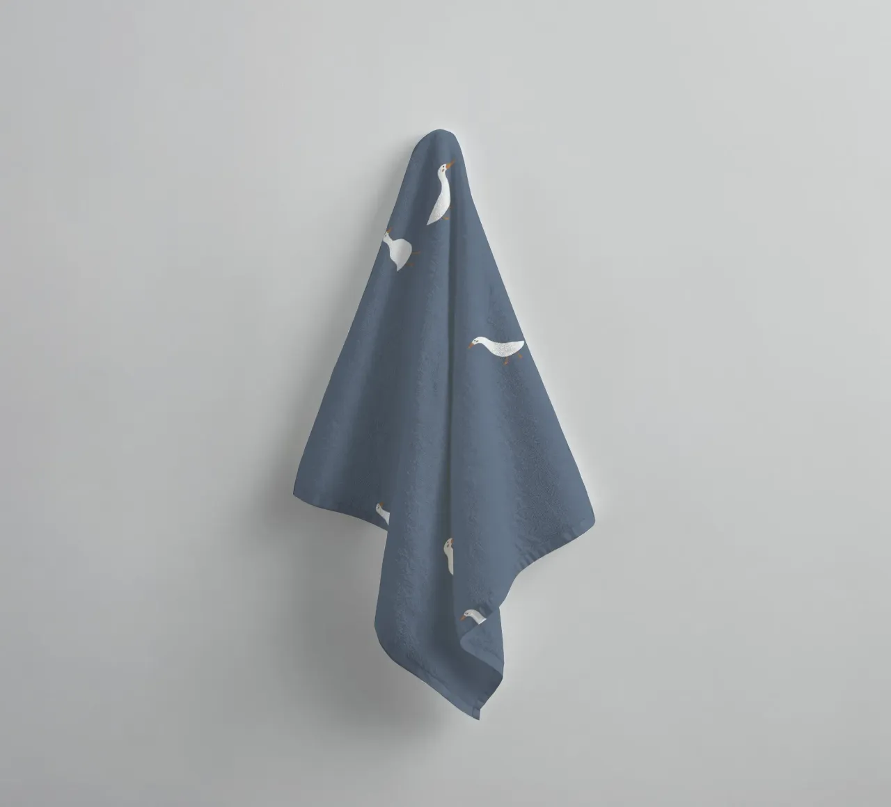 Geese deep blue asciugamano da bagno da AleksandraAnna