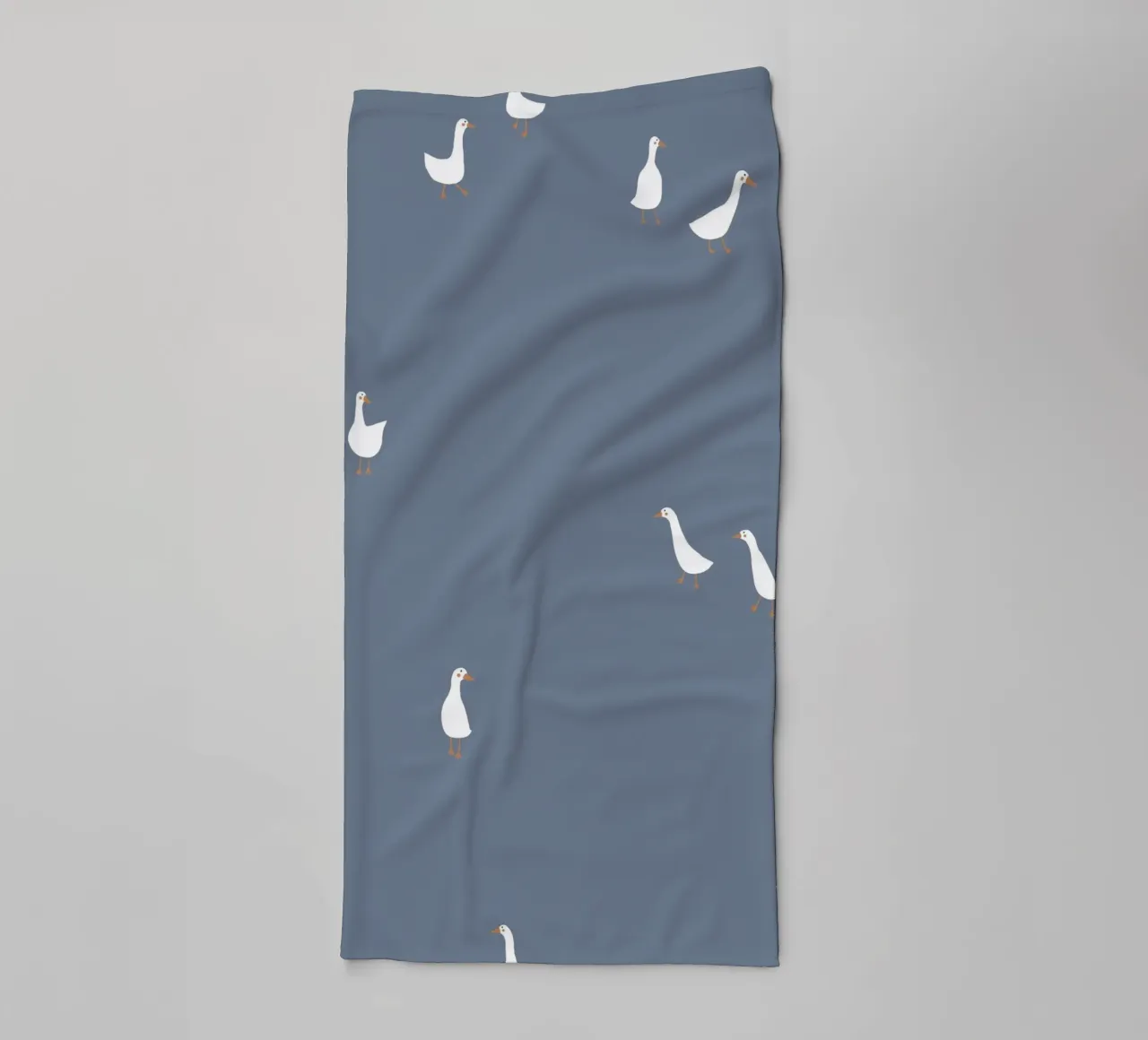Geese deep blue asciugamano da bagno da AleksandraAnna