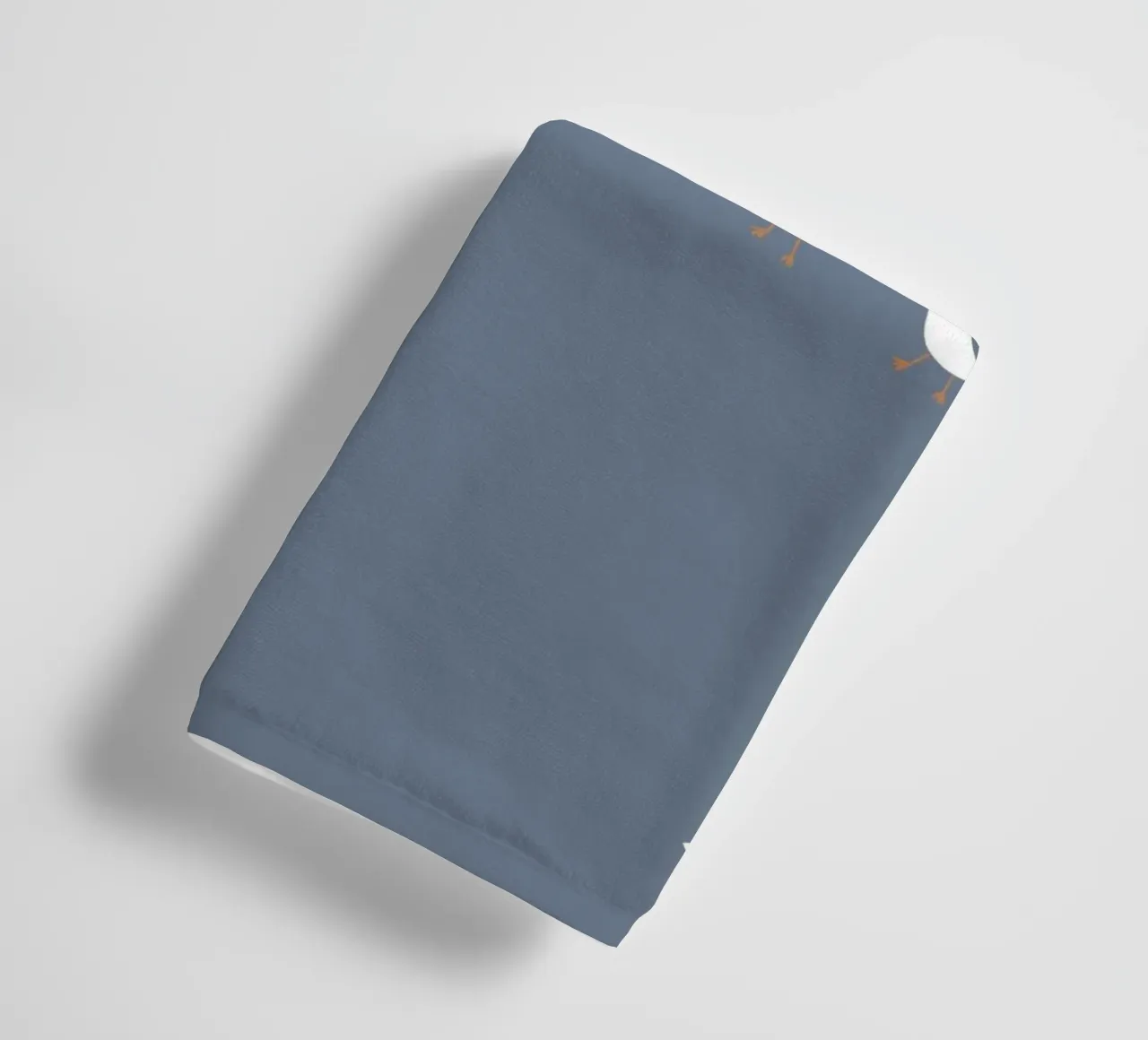 Geese deep blue asciugamano da bagno da AleksandraAnna