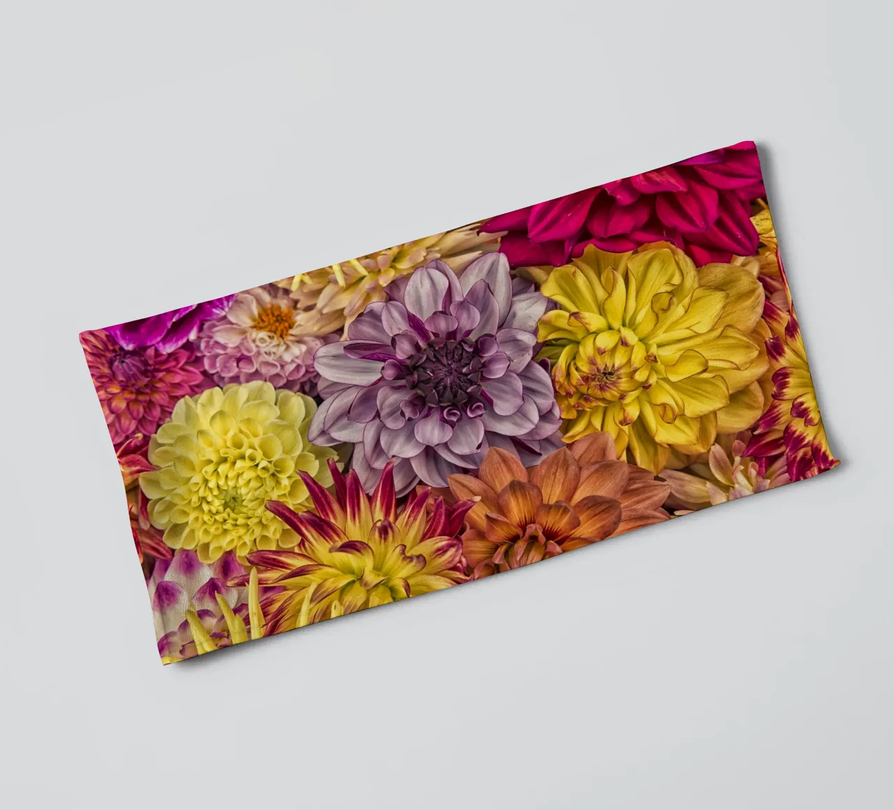 Bellissime dalie in piena fioritura asciugamano da bagno da Curious Collections by Marielle Leenders