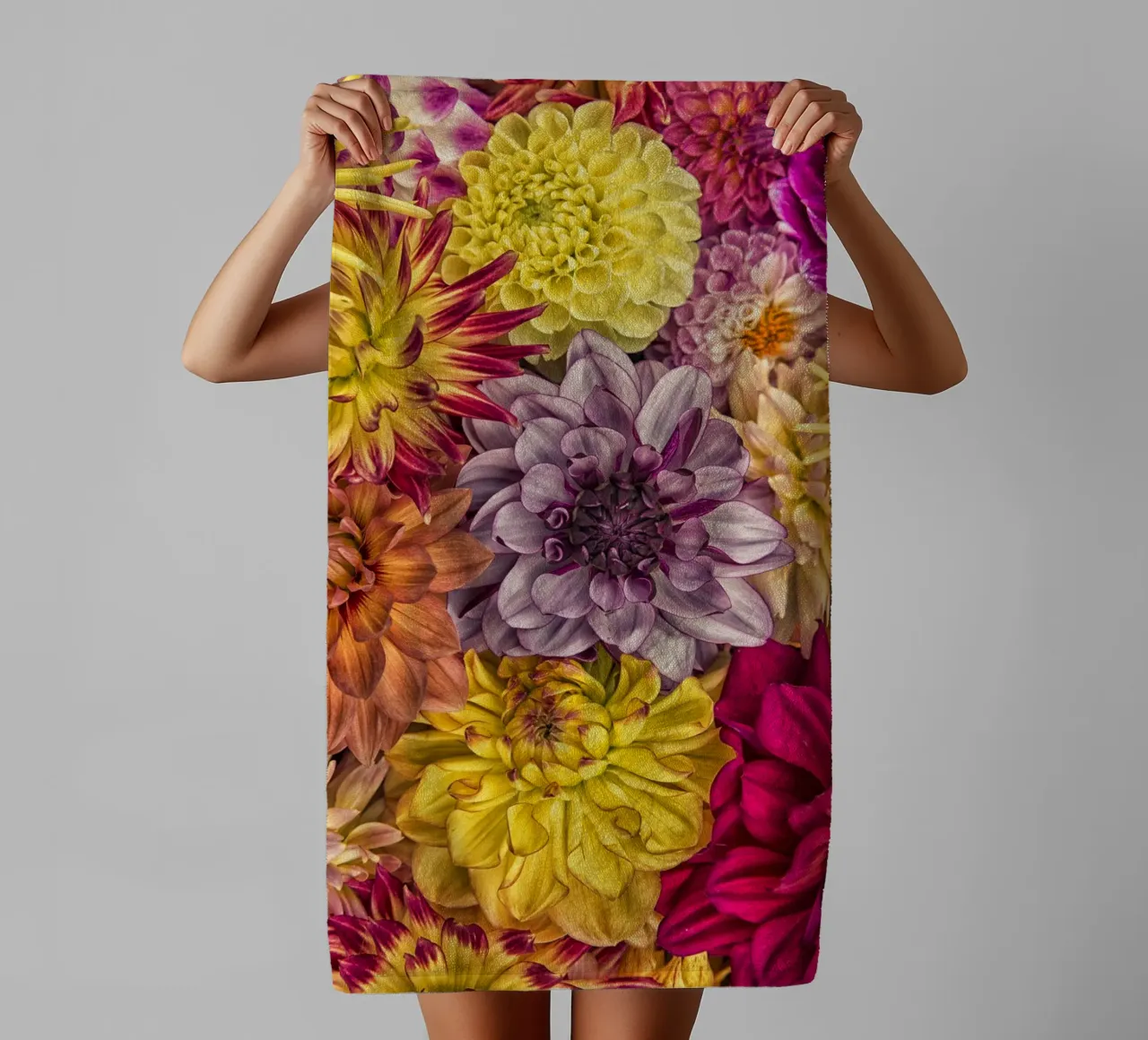Bellissime dalie in piena fioritura asciugamano da bagno da Curious Collections by Marielle Leenders