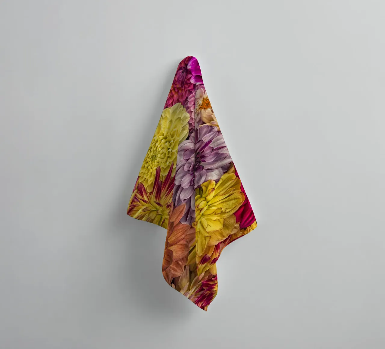 Bellissime dalie in piena fioritura asciugamano da bagno da Curious Collections by Marielle Leenders