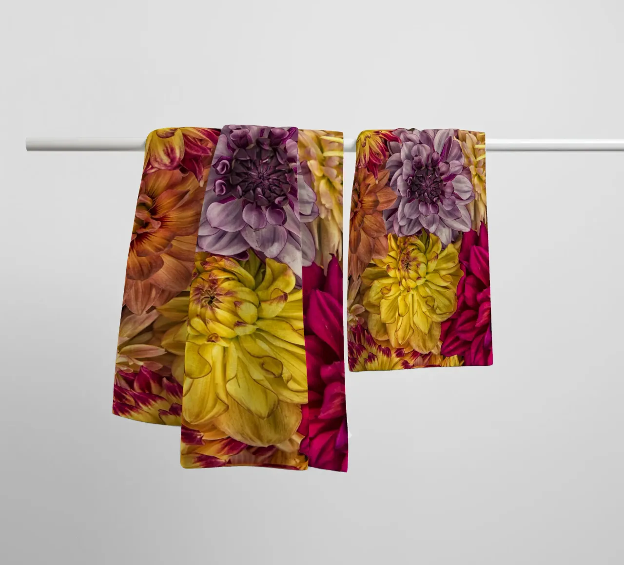 Bellissime dalie in piena fioritura asciugamano da bagno da Curious Collections by Marielle Leenders