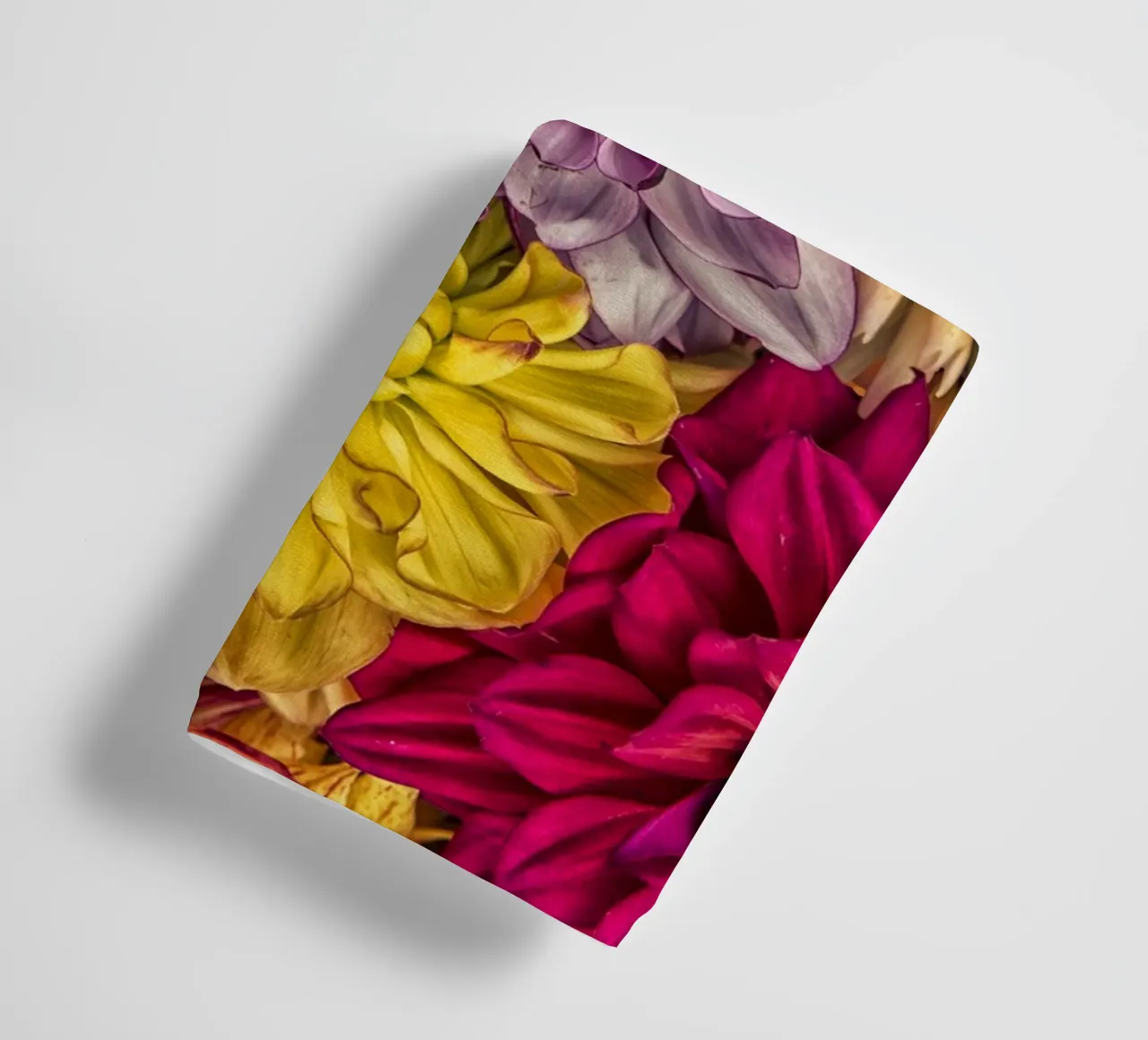 Bellissime dalie in piena fioritura asciugamano da bagno da Curious Collections by Marielle Leenders