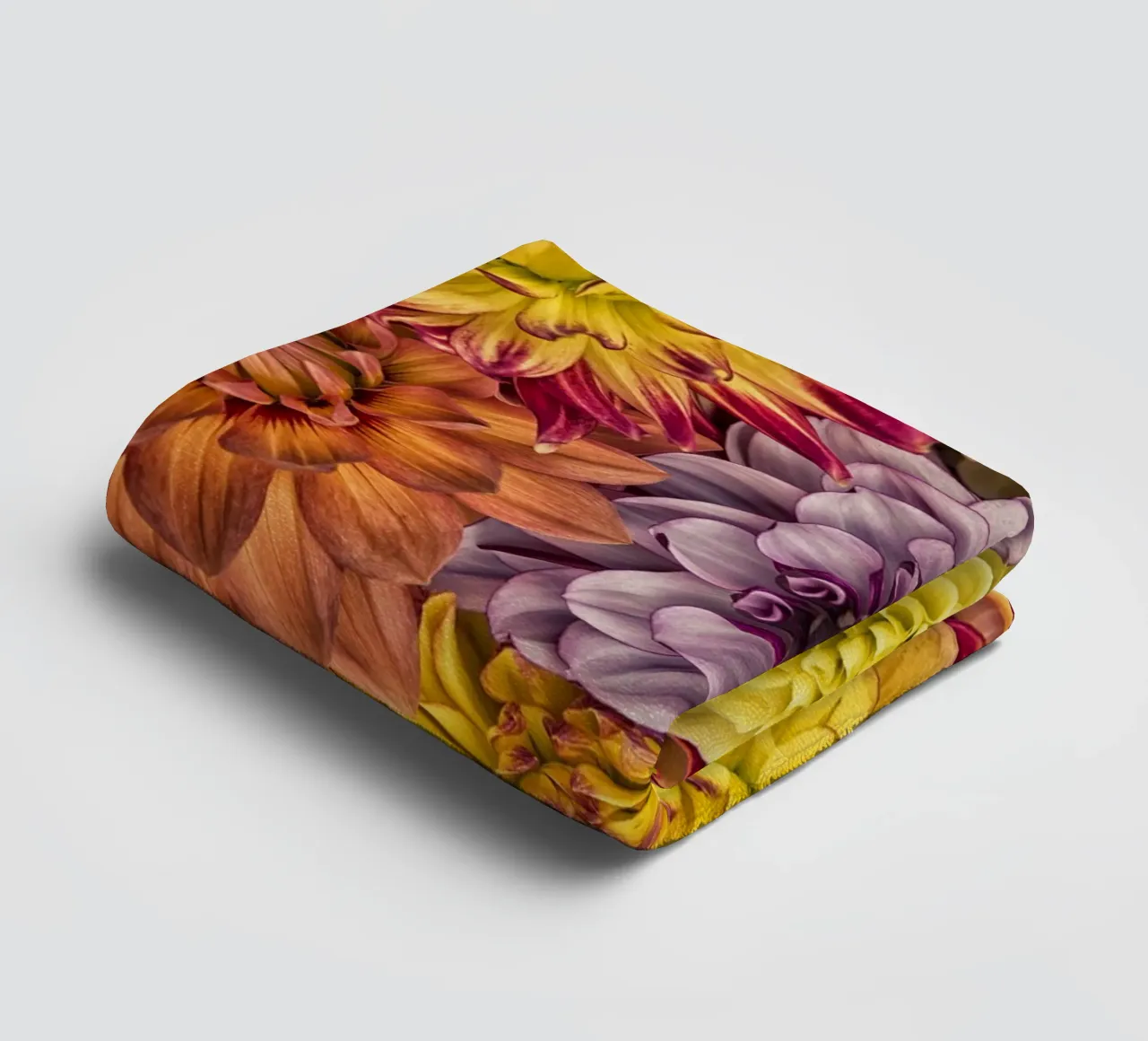 Bellissime dalie in piena fioritura asciugamano da bagno da Curious Collections by Marielle Leenders