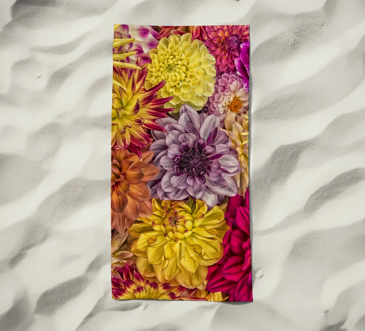 Bellissime dalie in piena fioritura telo mare da Curious Collections by Marielle Leenders
