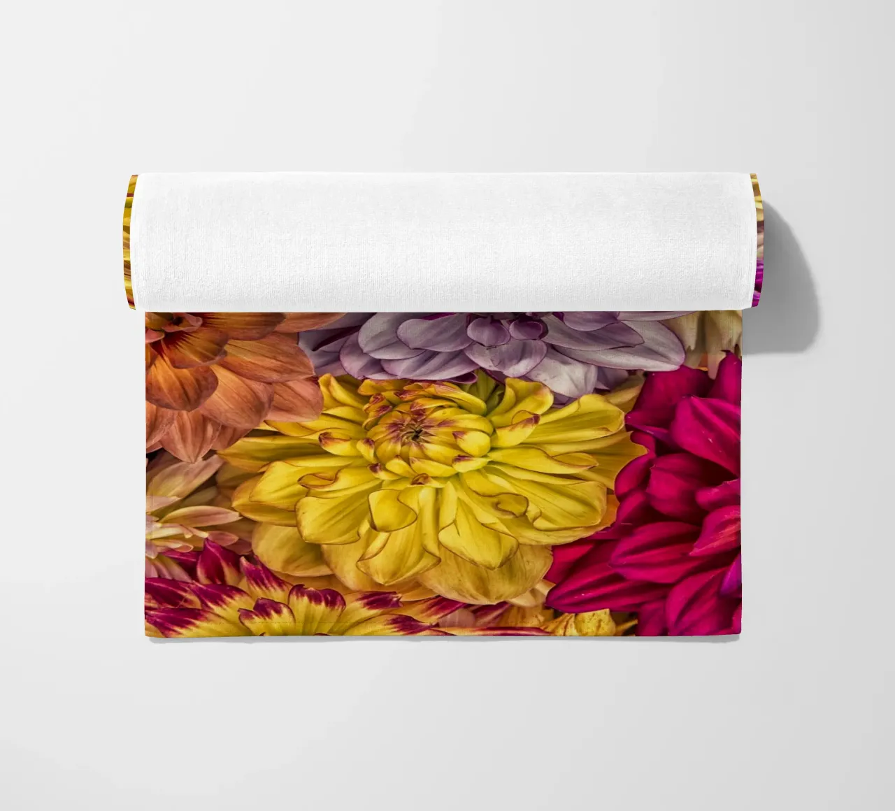Bellissime dalie in piena fioritura telo mare da Curious Collections by Marielle Leenders