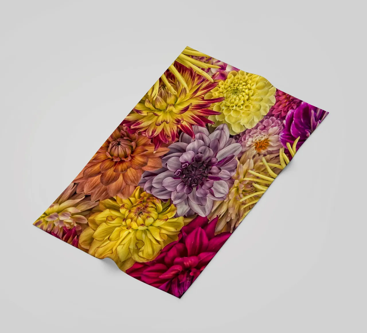 Bellissime dalie in piena fioritura telo mare da Curious Collections by Marielle Leenders