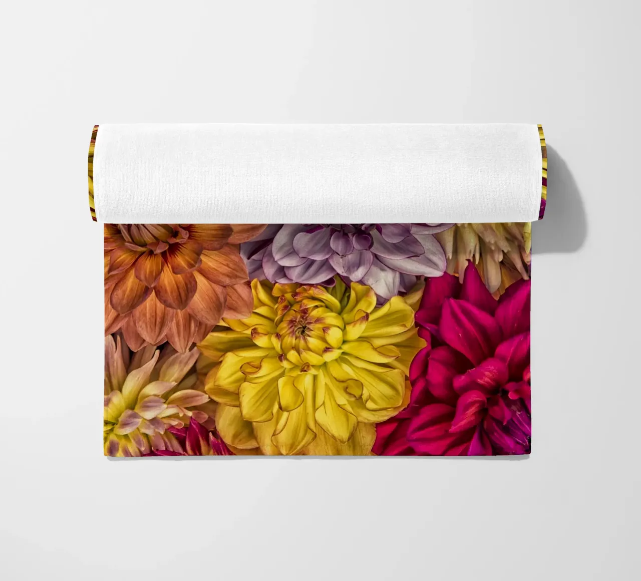Bellissime dalie in piena fioritura telo mare da Curious Collections by Marielle Leenders
