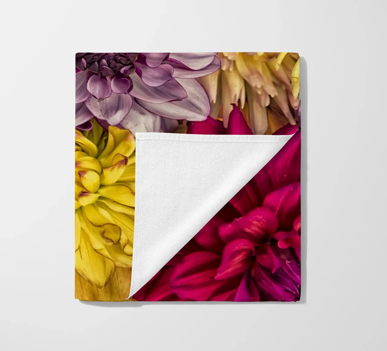 Bellissime dalie in piena fioritura telo mare da Curious Collections by Marielle Leenders