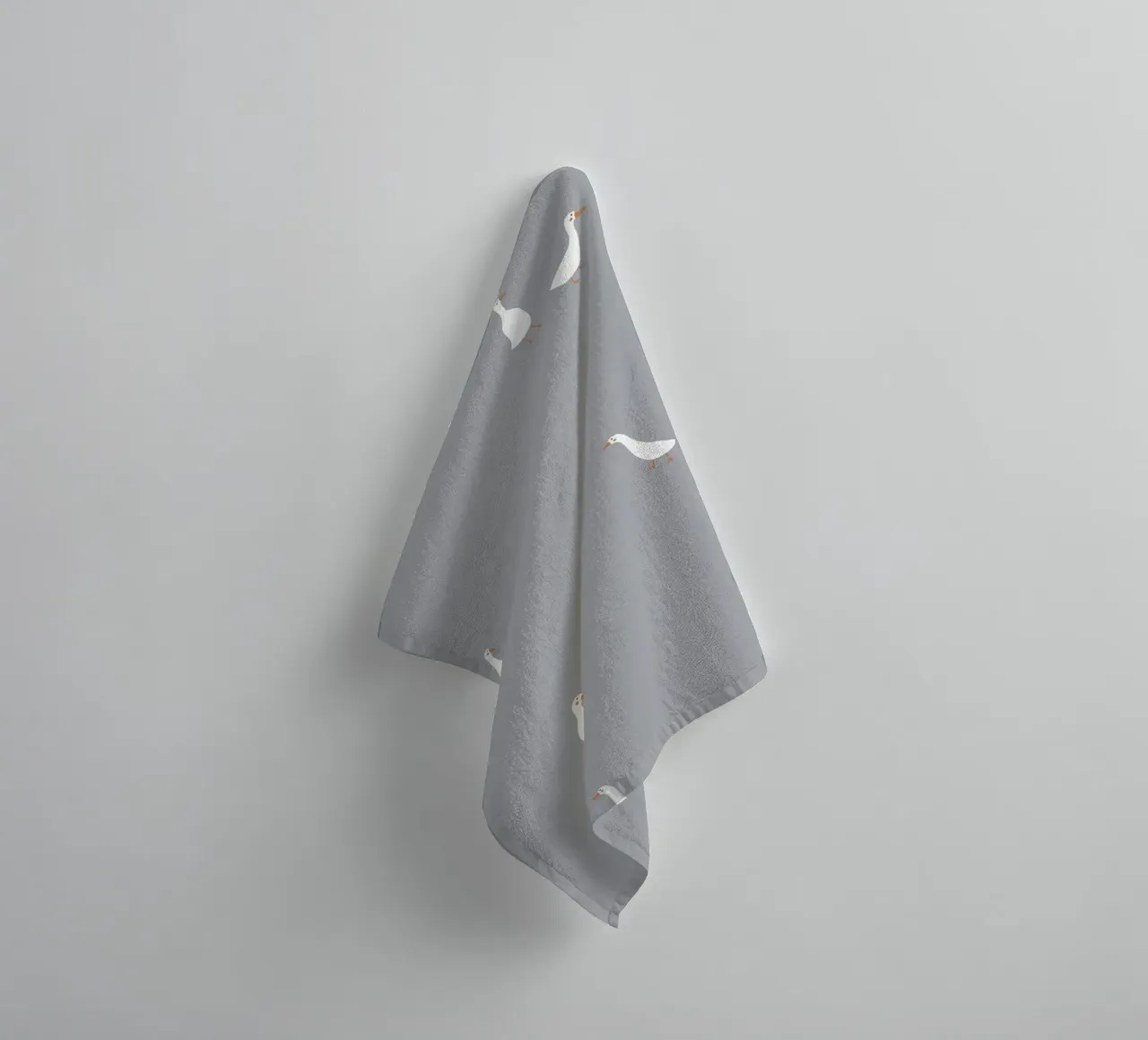 Geese light blue asciugamano da bagno da AleksandraAnna
