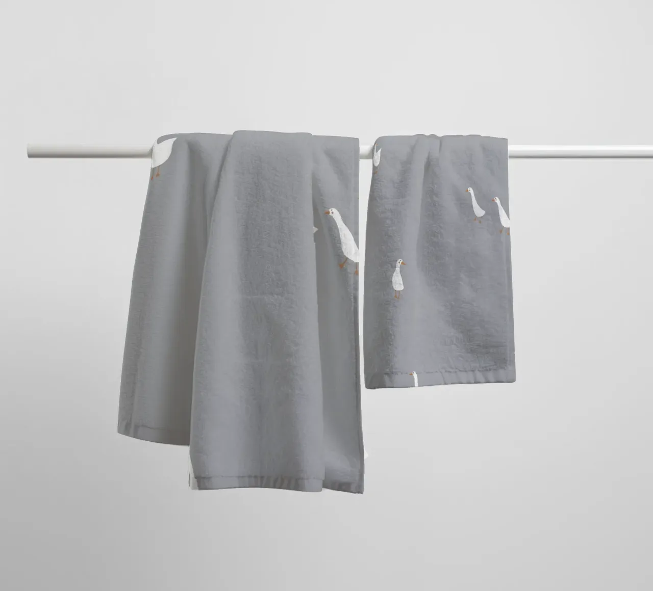 Geese light blue asciugamano da bagno da AleksandraAnna
