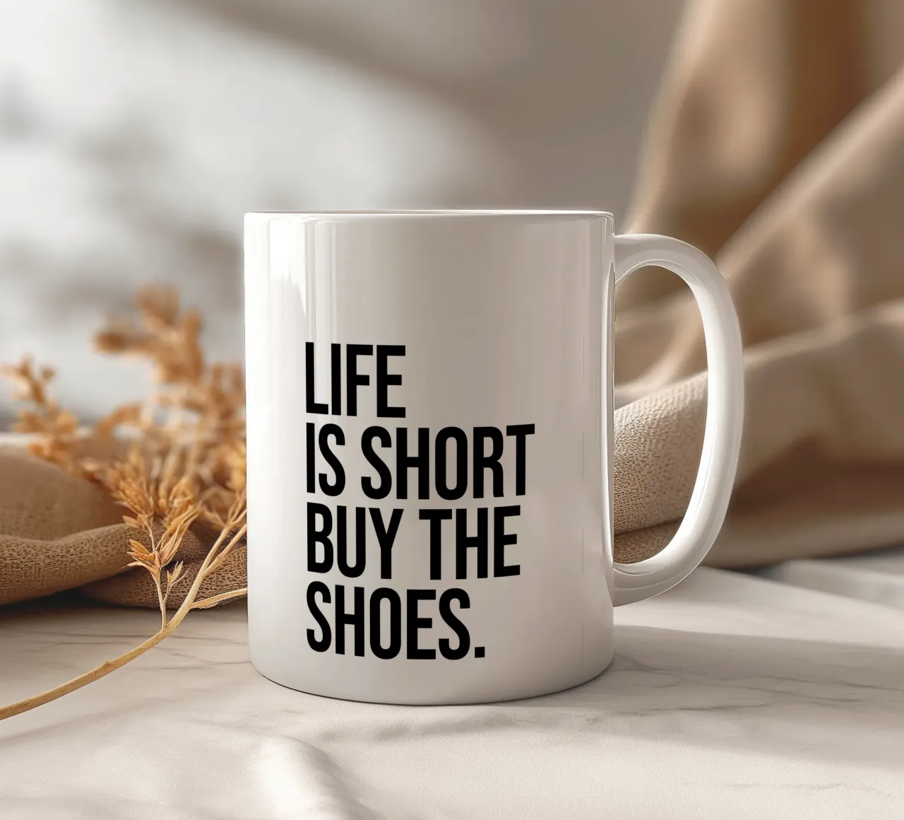 La vita è breve, comprate le scarpe tazza in ceramica da Paigaam Studio