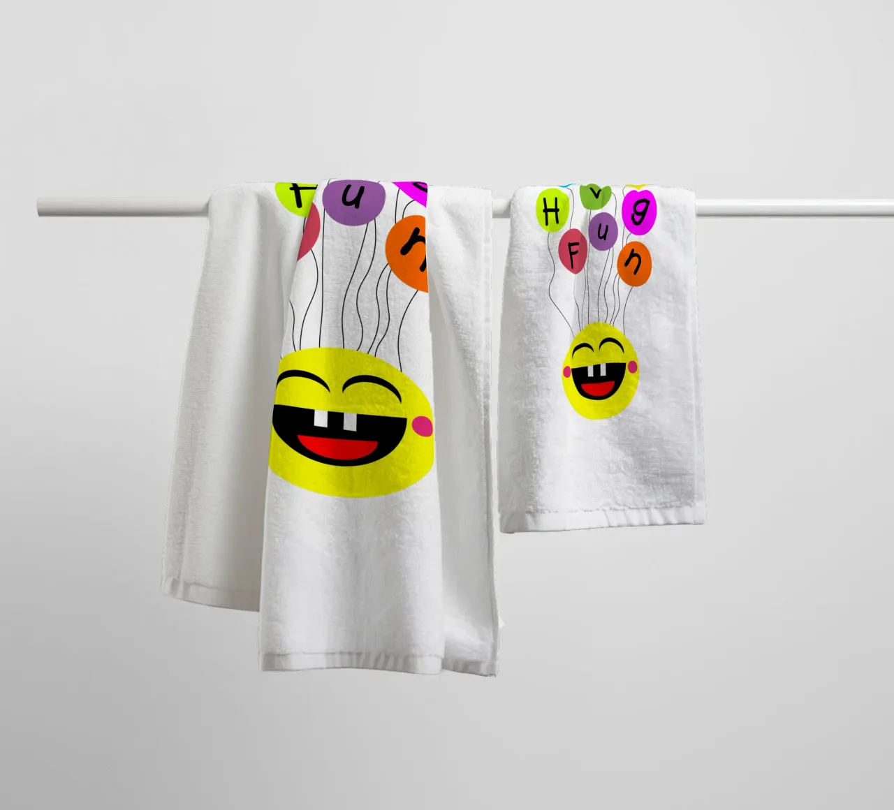 Having fun floating balloons face asciugamano da bagno da happieeagle