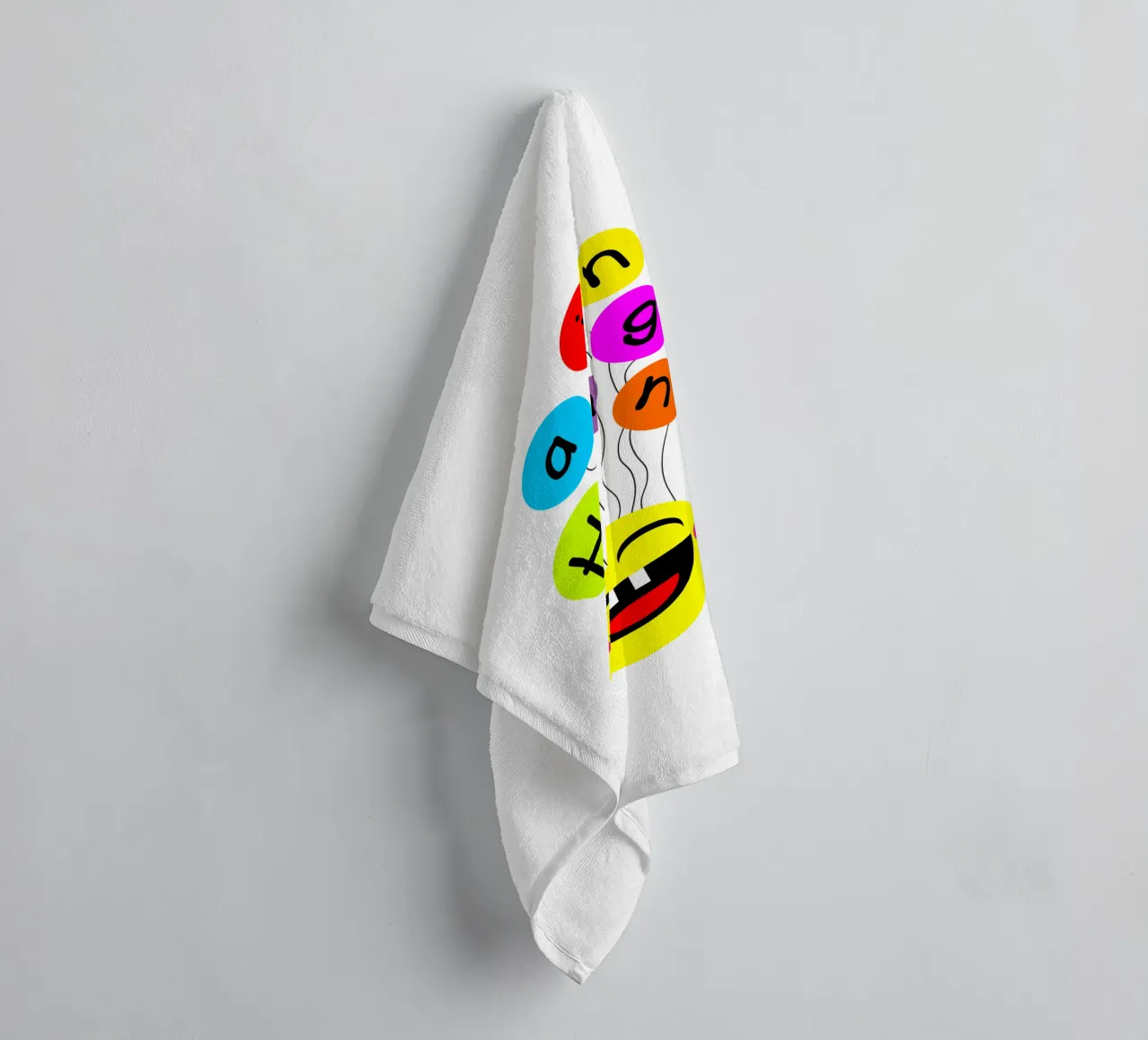 Having fun floating balloons face asciugamano da bagno da happieeagle