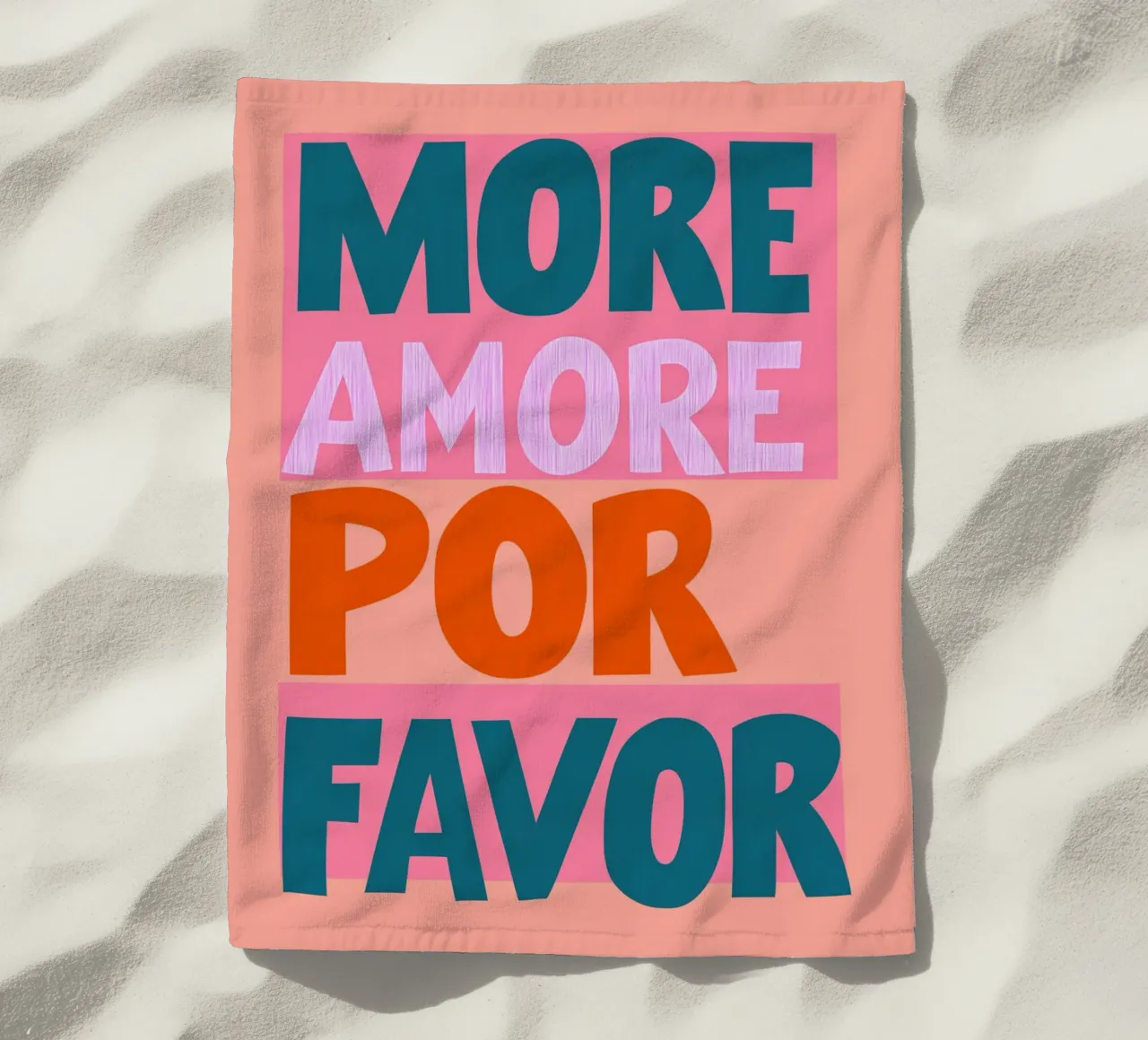 Mehr amore por favor pop Strandtuch von Carinaprint