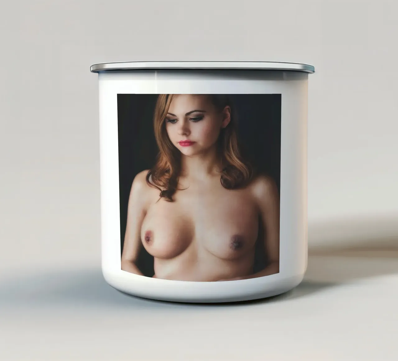 Olivia Nude tazza in smalto da Dave Hare Photography