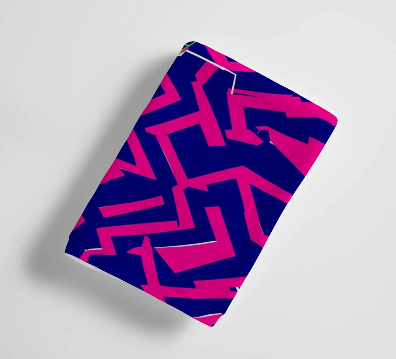 Abstraktes Neon-Tukan-Muster Handtuch von Autofocus