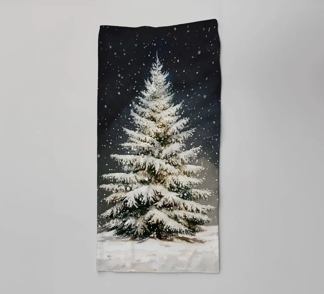 Albero di Natale di neve asciugamano da bagno da Melloi Art Print