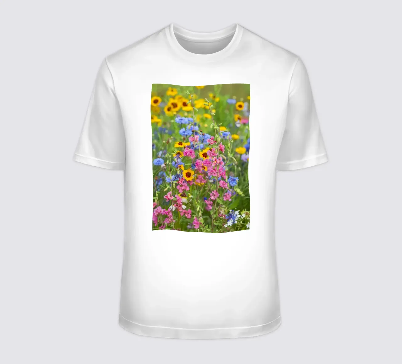 La poesia della natura: Una celebrazione dei fiori selvatici t-shirt da Curious Collections by Marielle Leenders