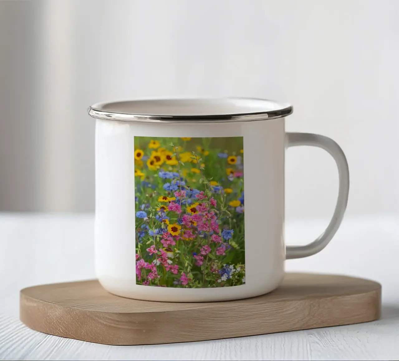 La poesia della natura: Una celebrazione dei fiori selvatici tazza in smalto da Curious Collections by Marielle Leenders