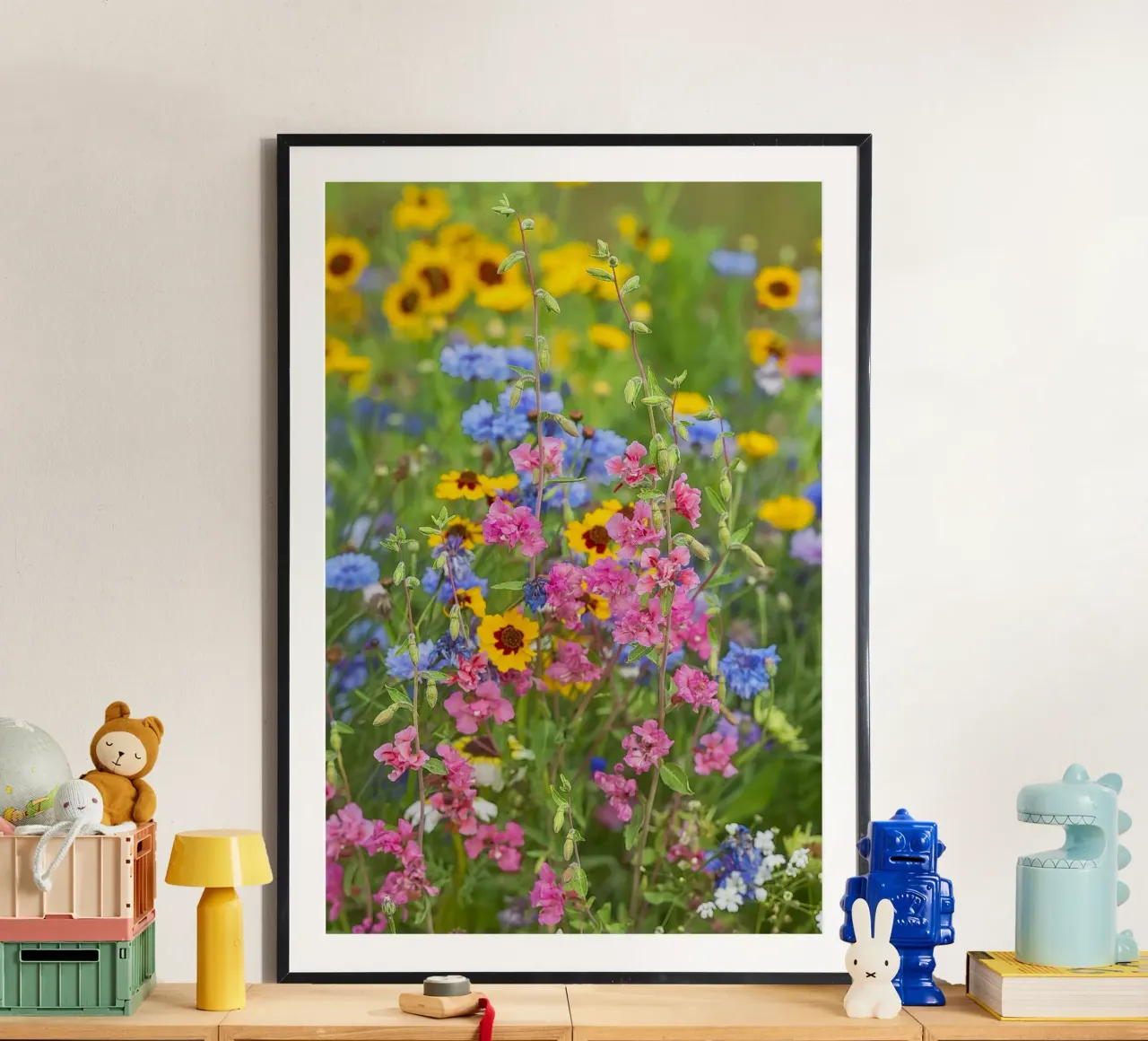 La poesia della natura: Una celebrazione dei fiori selvatici poster con telaio in legno da Curious Collections by Marielle Leenders