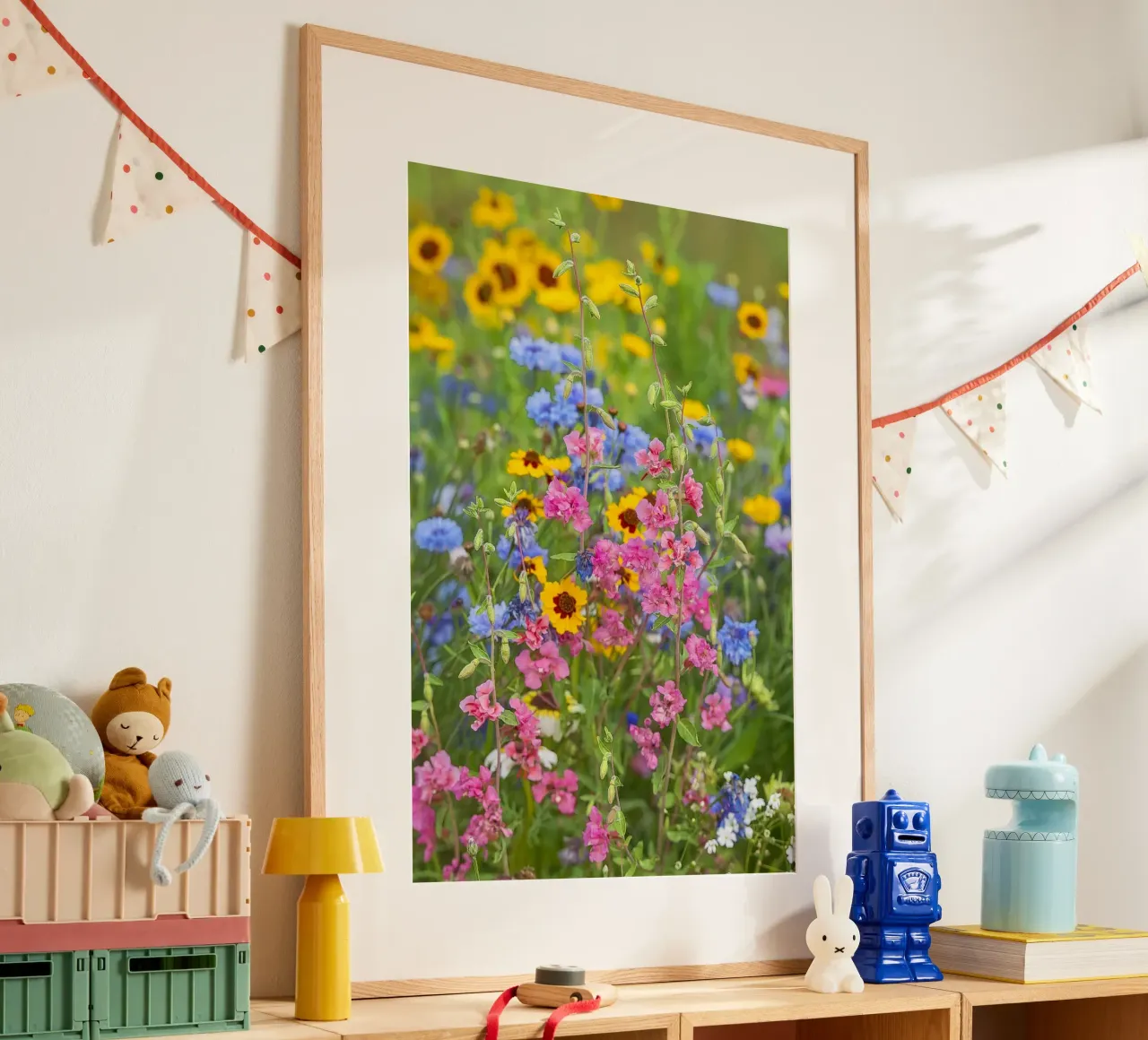 La poesia della natura: Una celebrazione dei fiori selvatici poster con telaio in legno da Curious Collections by Marielle Leenders