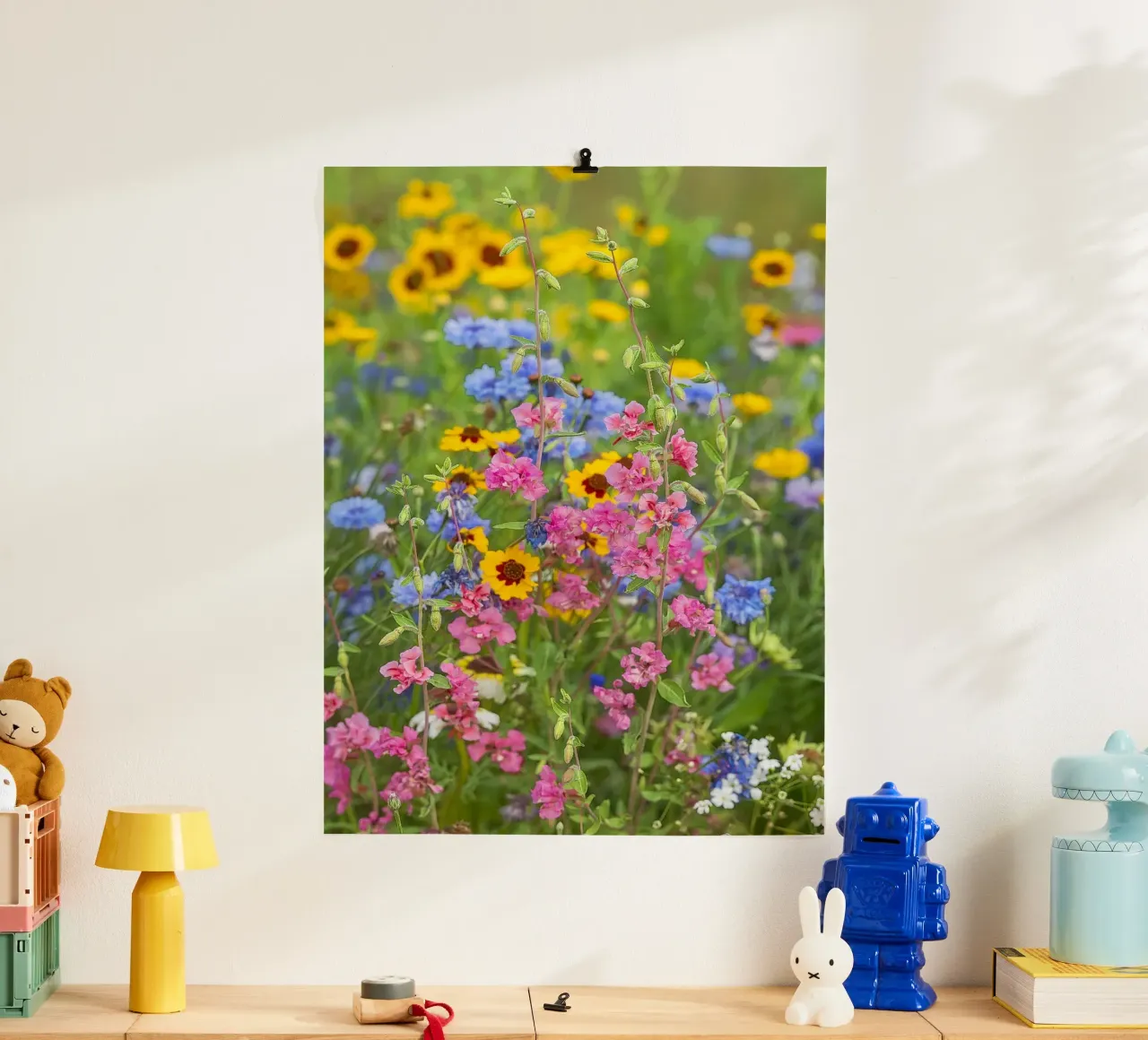 La poesia della natura: Una celebrazione dei fiori selvatici poster con telaio in legno da Curious Collections by Marielle Leenders