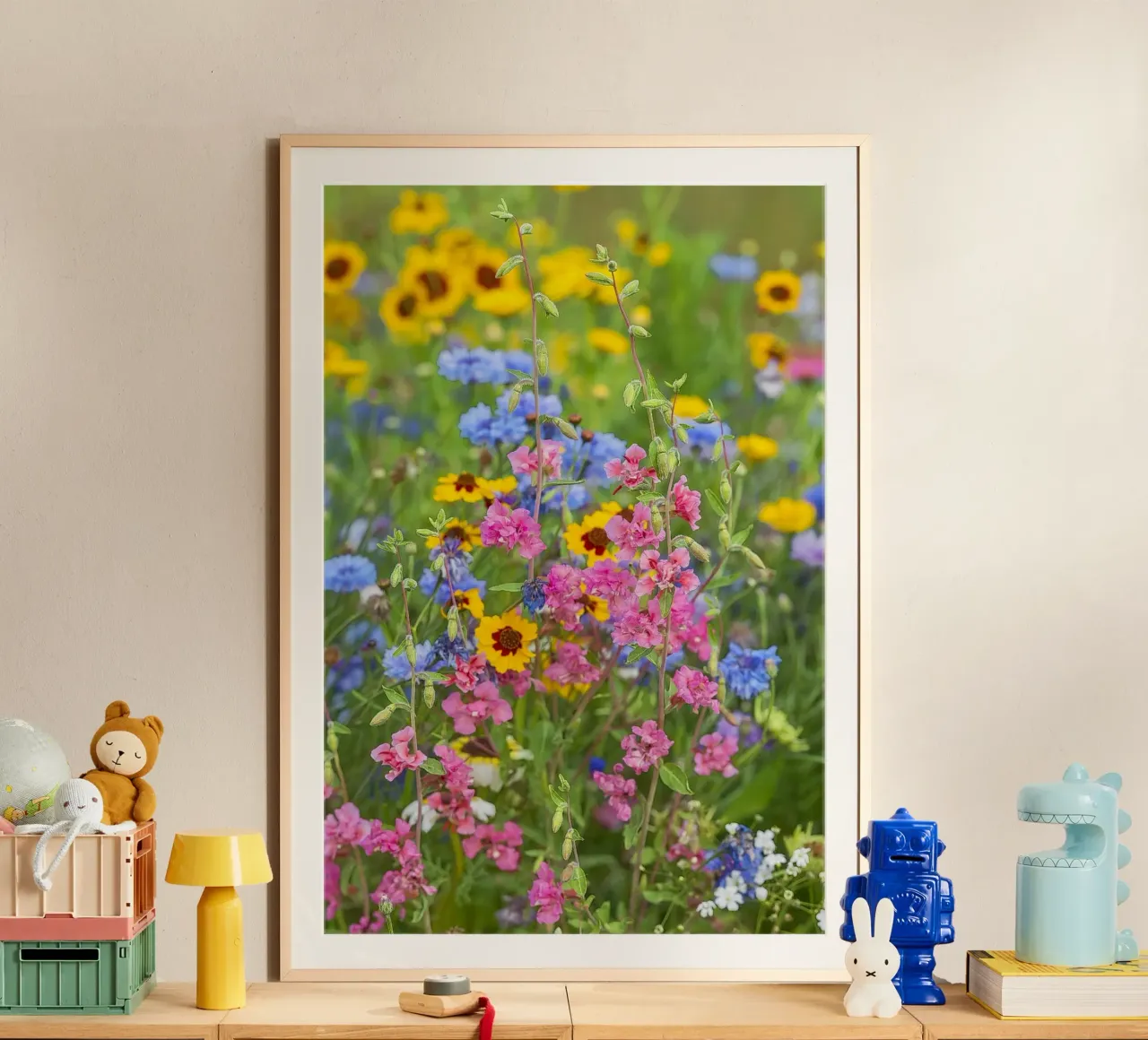 La poesia della natura: Una celebrazione dei fiori selvatici poster con telaio in legno da Curious Collections by Marielle Leenders