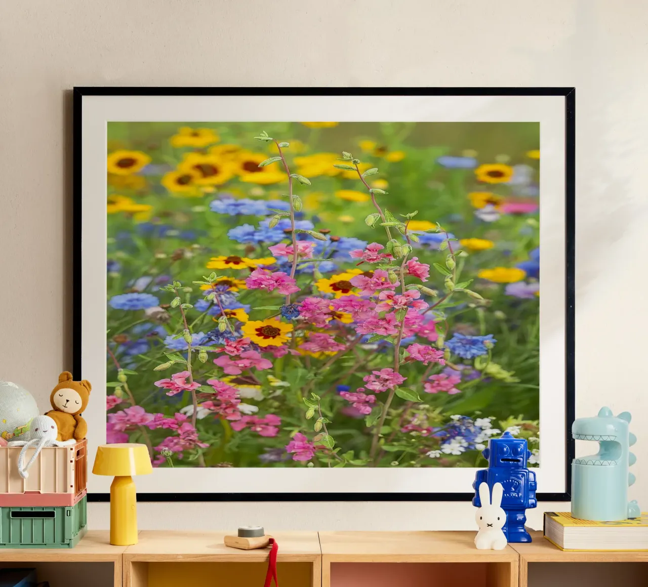 La poesia della natura: Una celebrazione dei fiori selvatici poster con telaio in legno da Curious Collections by Marielle Leenders