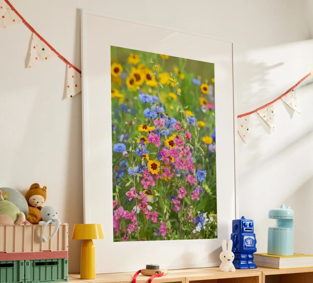 La poesia della natura: Una celebrazione dei fiori selvatici poster con telaio in legno da Curious Collections by Marielle Leenders