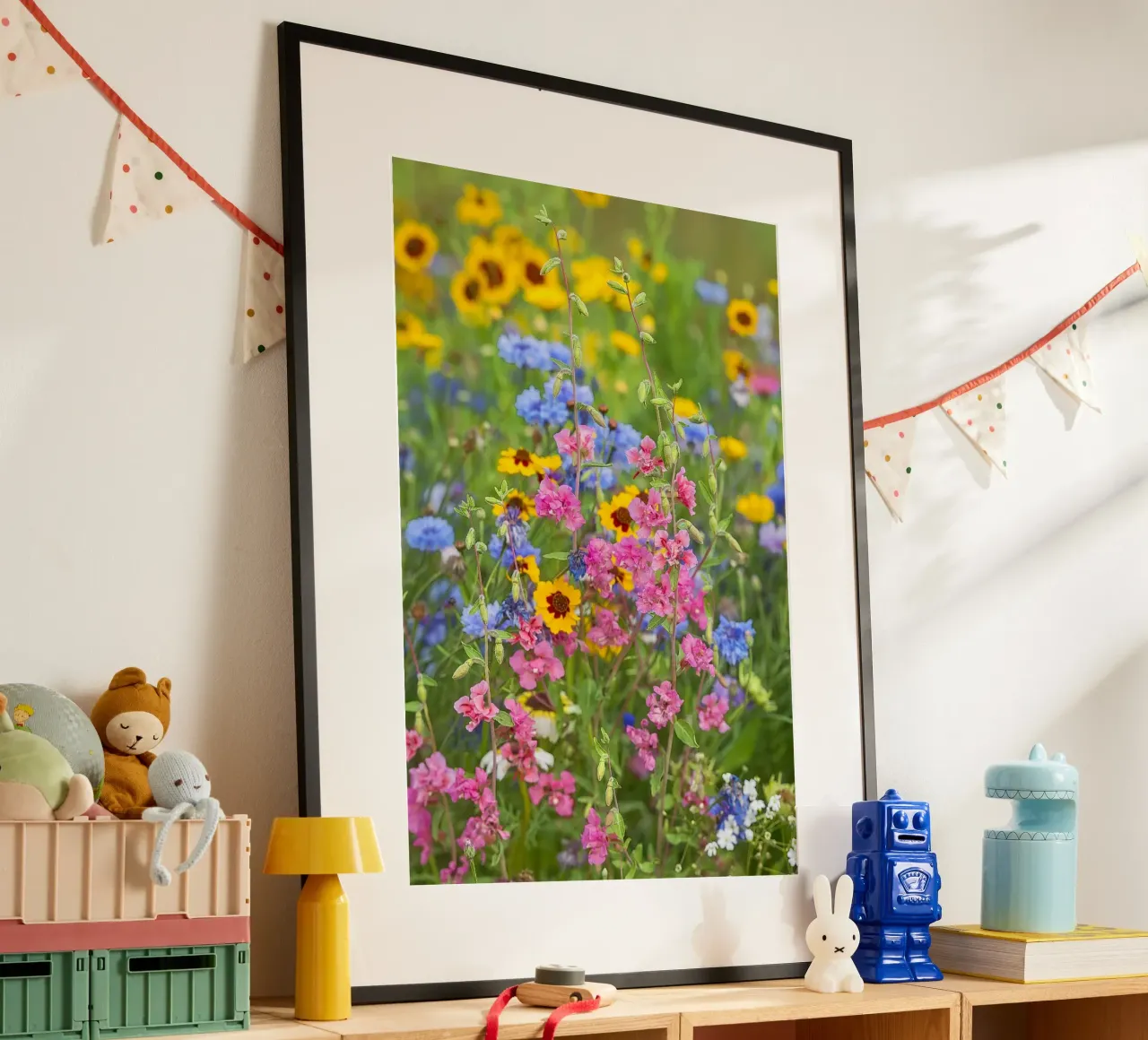 La poesia della natura: Una celebrazione dei fiori selvatici poster con telaio in legno da Curious Collections by Marielle Leenders