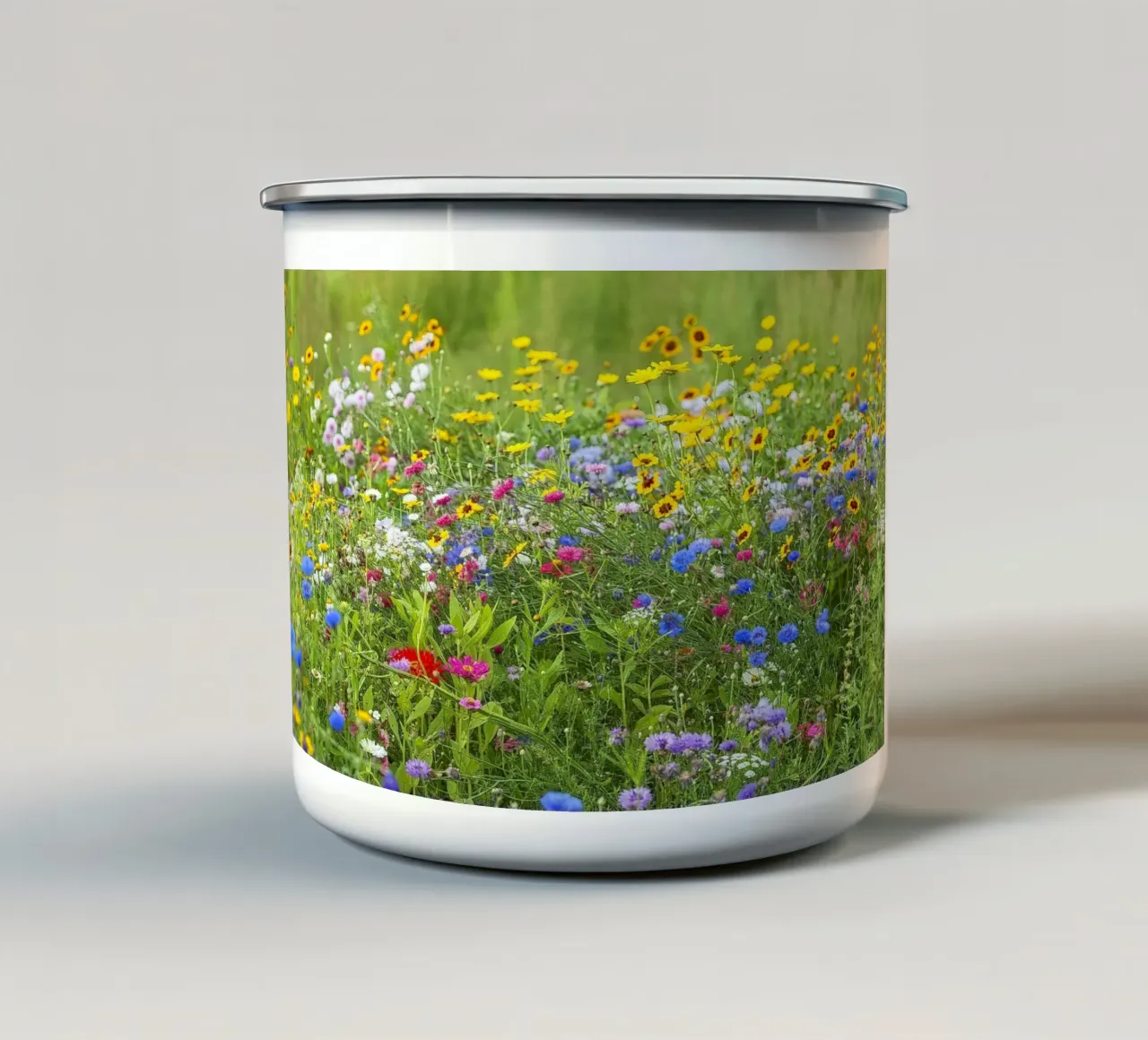 Het canvas van de natuur: Een Symfonie van Wilde Bloemen emaille mok van Curious Collections by Marielle Leenders