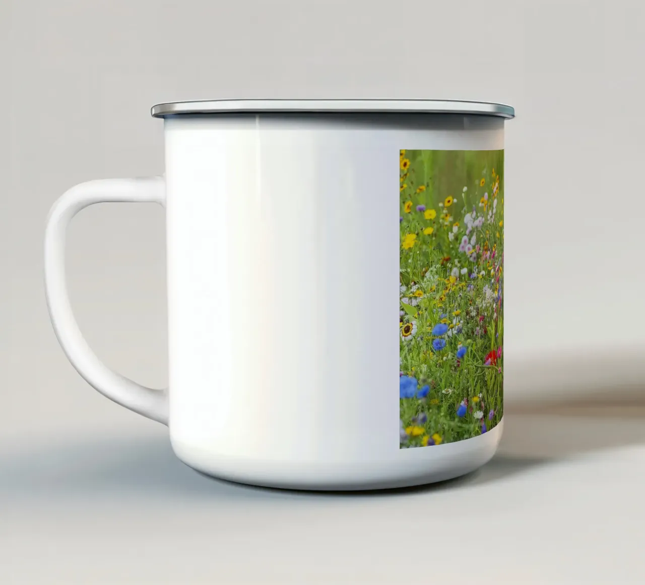 Het canvas van de natuur: Een Symfonie van Wilde Bloemen emaille mok van Curious Collections by Marielle Leenders