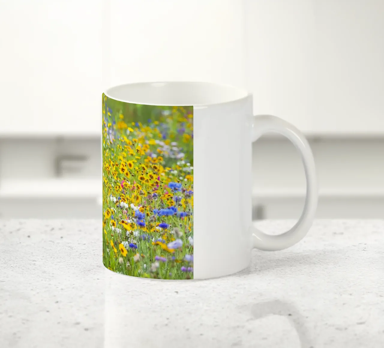 Un prato di meraviglie: Un campo vibrante di fiori selvatici tazza in ceramica da Curious Collections by Marielle Leenders