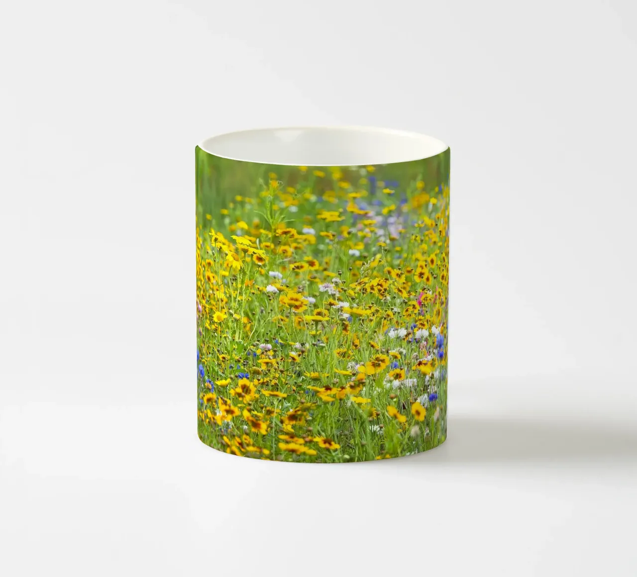 Un prato di meraviglie: Un campo vibrante di fiori selvatici tazza in ceramica da Curious Collections by Marielle Leenders