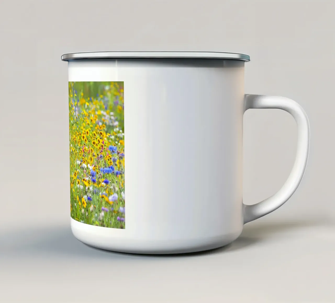 Un prato di meraviglie: Un campo vibrante di fiori selvatici tazza in smalto da Curious Collections by Marielle Leenders