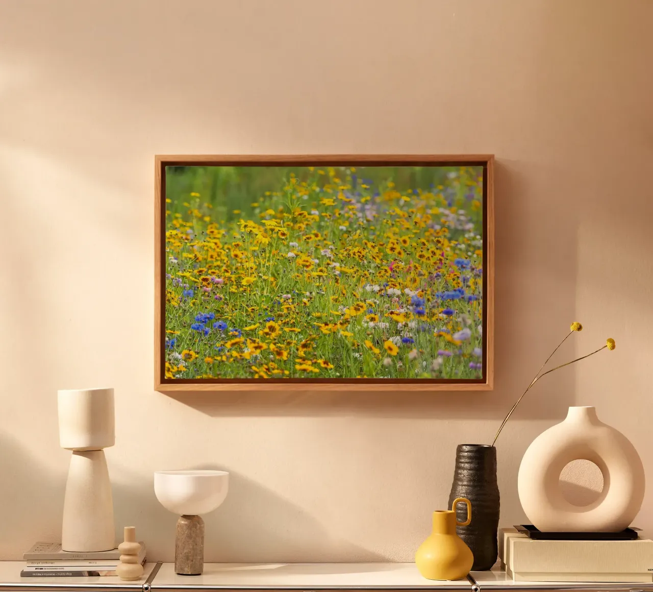 Eine Wiese voller Wunder: Lebendiges Wildblumenfeld Leinwand mit Schattenfugenrahmen von Curious Collections by Marielle Leenders