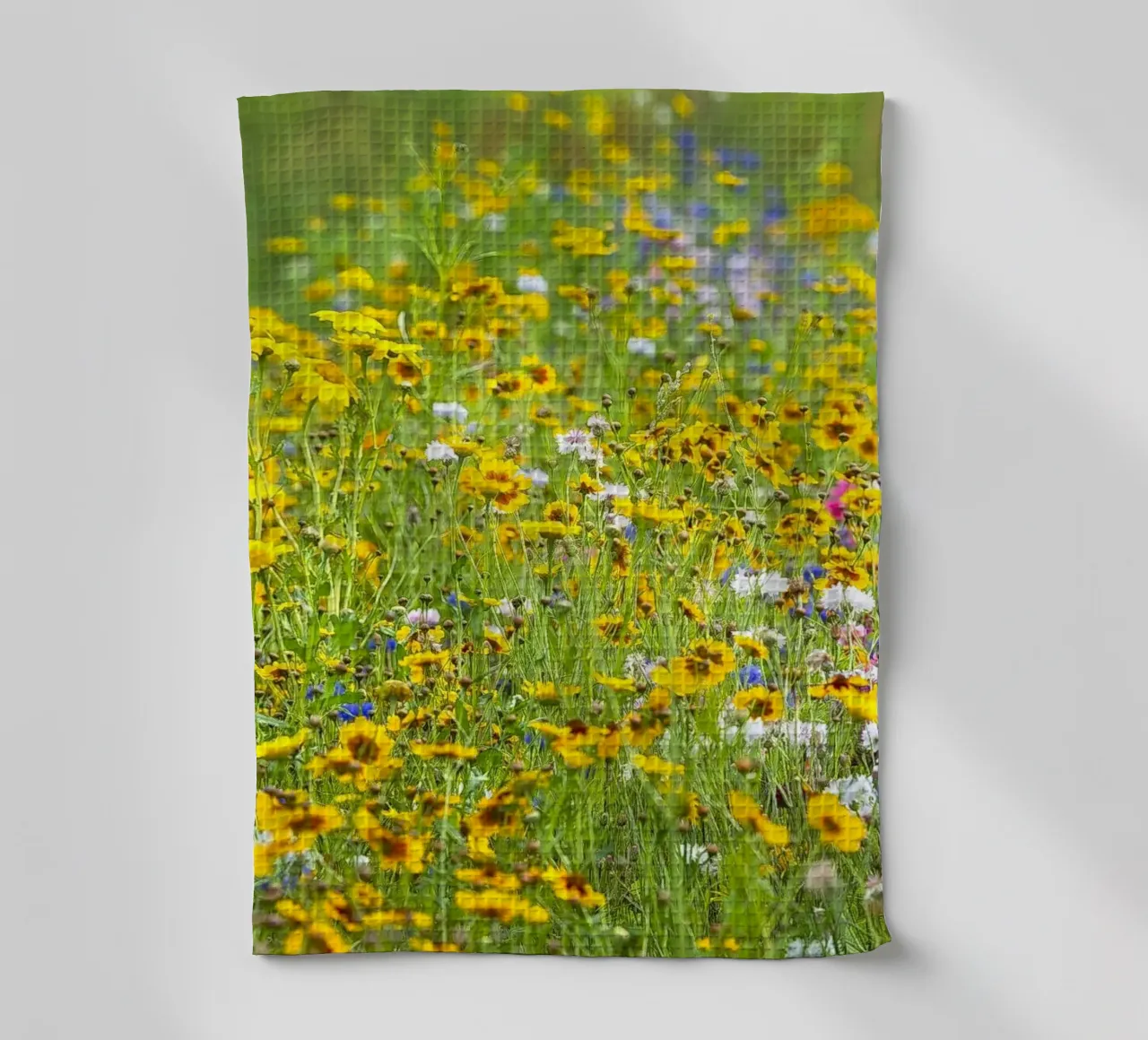 Eine Wiese voller Wunder: Lebendiges Wildblumenfeld Geschirrtuch von Curious Collections by Marielle Leenders