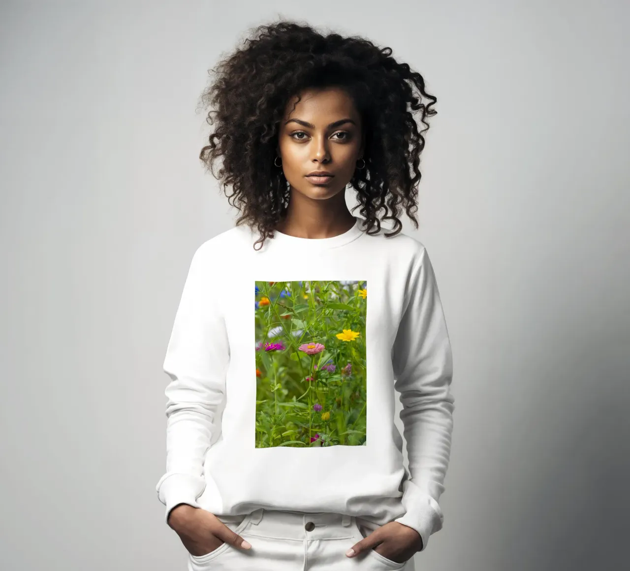 Fiori in fiore: Zinnia rosa tra i fiori di campo felpa da Curious Collections by Marielle Leenders