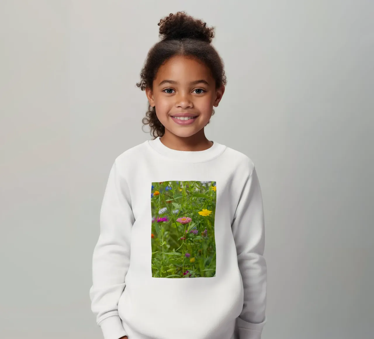 Fiori in fiore: Zinnia rosa tra i fiori di campo felpa bambino da Curious Collections by Marielle Leenders