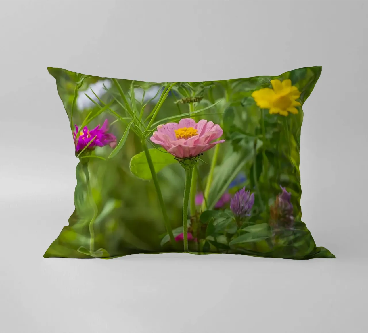 Fiori in fiore: Zinnia rosa tra i fiori di campo cuscino da Curious Collections by Marielle Leenders