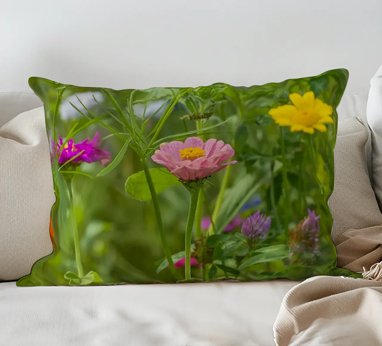 Fiori in fiore: Zinnia rosa tra i fiori di campo cuscino da Curious Collections by Marielle Leenders