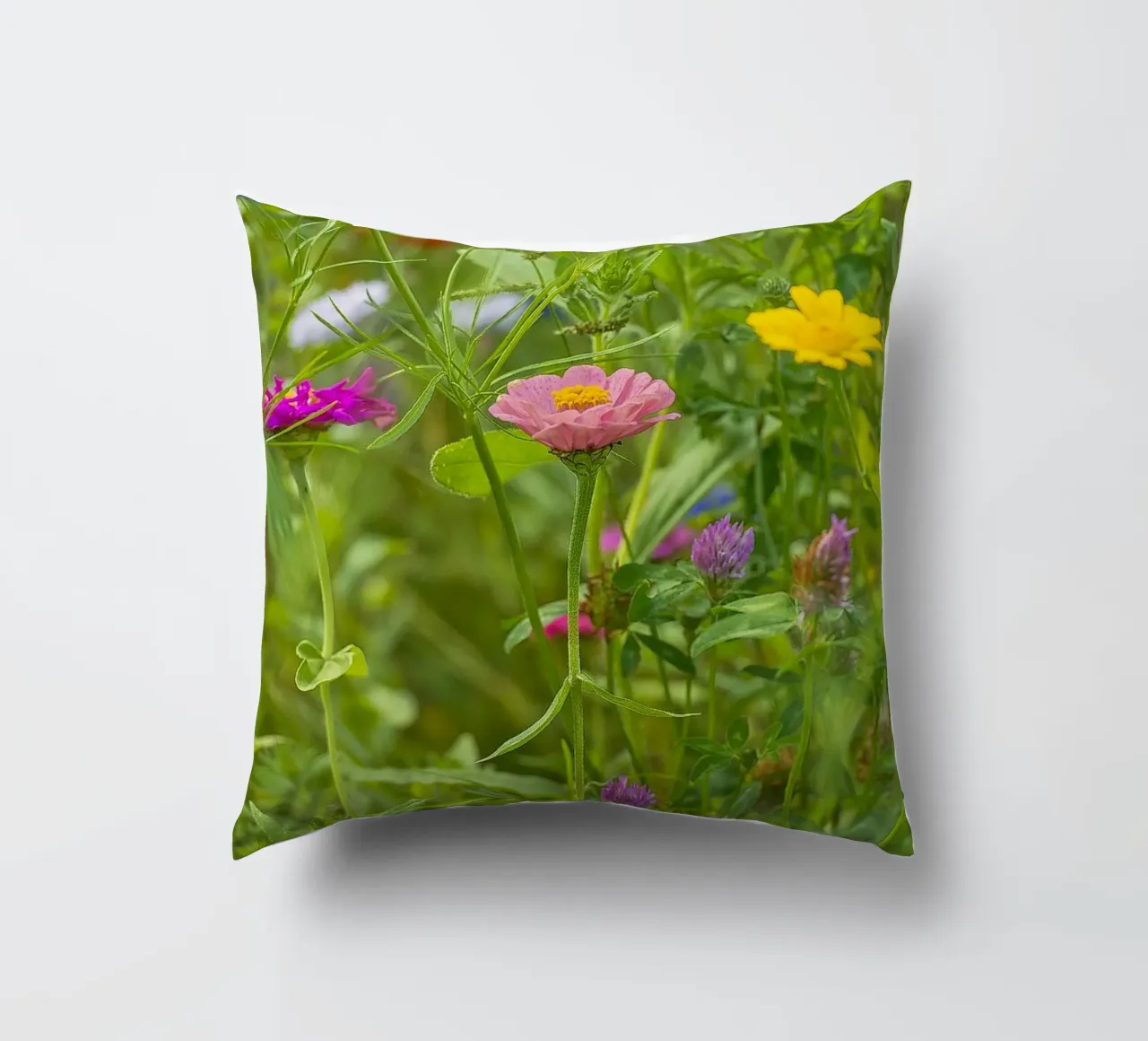 Fiori in fiore: Zinnia rosa tra i fiori di campo cuscino da Curious Collections by Marielle Leenders