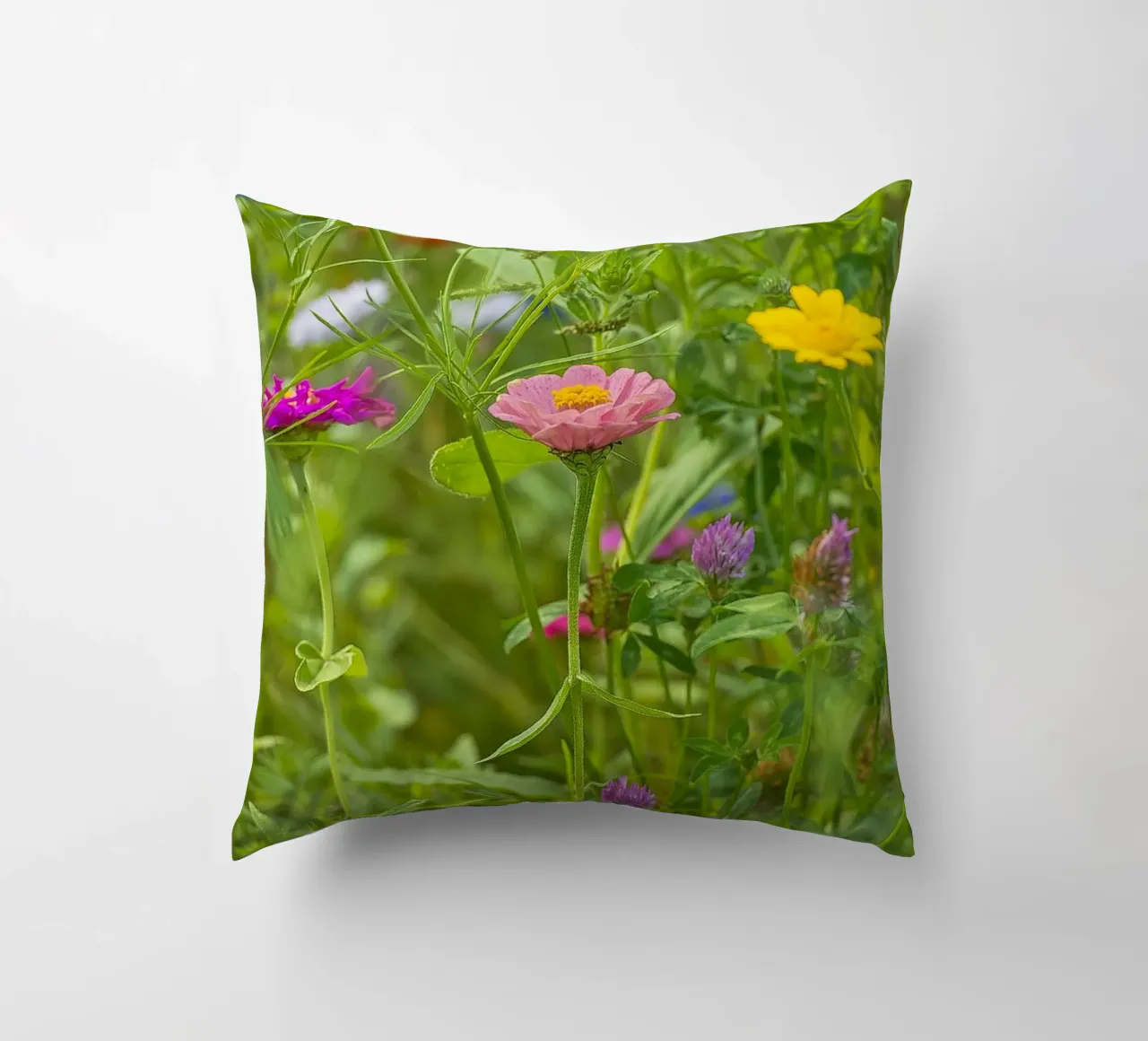 Fiori in fiore: Zinnia rosa tra i fiori di campo cuscino da Curious Collections by Marielle Leenders
