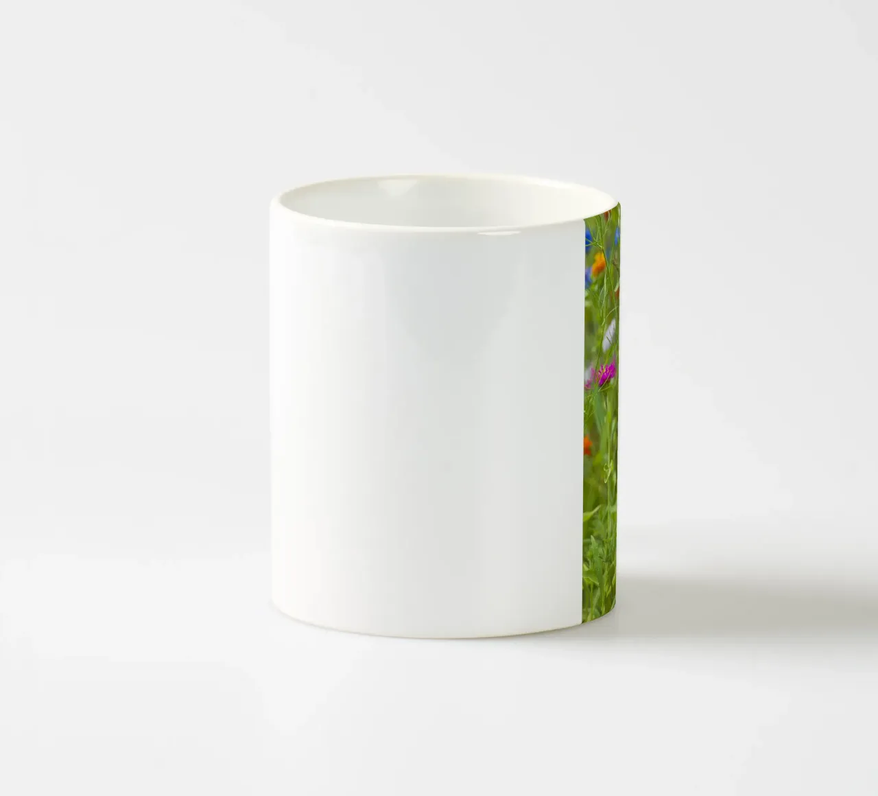 Fiori in fiore: Zinnia rosa tra i fiori di campo tazza in ceramica da Curious Collections by Marielle Leenders
